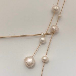Pearl necklace. Freshwater pearls on a wire of gold. You can vary the lenght by yourself, by fixing one end on a position. Lariat necklace Bild 9