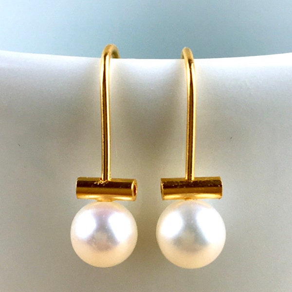 Pearl earrings. Freshwater pearls on a wire of gold. Dangle earrings, you can wear them for every occasion.