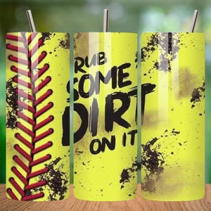 Könnte beinhalten: Ein gelber Becher zum Thema Softball mit einem Strohhalm aus Edelstahl. Das Design umfasst ein rot-weißes Nahtmuster, schwarze Schmutzspritzer und den Text "RUB SOME DIRT ON IT" in Schwarz.
