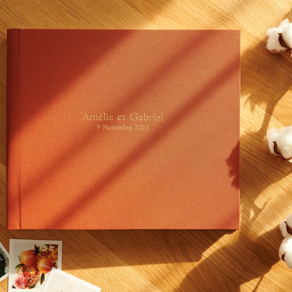 Oranges Hochzeitsgästebuch und Album mit goldener Schrift | Burnt Orange natürliche Leinen personalisierte Abdeckung
