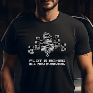 Könnte beinhalten: Ein schwarzes T-Shirt mit einer weißen Grafik eines Boxermotors und dem Text "FLAT 6 BOXER ALL DAY EVERYDAY".