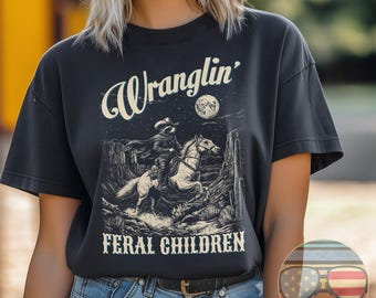Rolig föräldra-T-shirt: Cowboy Raccoon Wranglin' Feral Children - Comfort Colors, Wrangling Western Parent Shirt