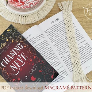 K&ouml;nnte beinhalten: Ein wei&szlig;es Makramee-Lesezeichen mit Fransen. Das Lesezeichen liegt auf einem Buch mit dem Titel "Chasing Neve" mit dem Text "Happily Ever After Book 2" und "K.A. Last" auf dem Cover. Das Buch liegt auf einer Holzoberfl&auml;che mit einem wei&szlig;en geh&auml;kelten Untersetzer.