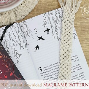 K&ouml;nnte beinhalten: Ein wei&szlig;es Makramee-Lesezeichen mit Fransen an den Enden. Das Lesezeichen liegt auf einem ge&ouml;ffneten Buch mit der Seitenzahl "3". Der Text "PDF instant download MACRAME PATTERN" ist am unteren Rand des Bildes sichtbar.