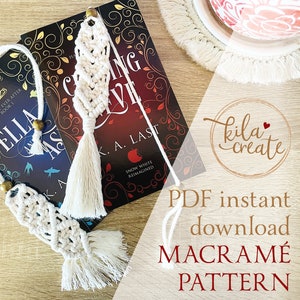 Puede incluir: Dos marcapáginas de macramé blanco con borlas que cuelgan de libros. El libro de la izquierda tiene una portada azul con el título "Ella and the Ascendant" y el libro de la derecha tiene una portada roja con el título "Crowing Evil" de K.A. Last. El texto "PDF instant download MACRAMÉ PATTERN" está en la parte inferior de la imagen.