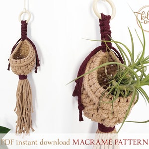 Peut inclure: Un porte-plante en macram&eacute; avec un cordon de couleur bordeaux et naturel. Le porte-plante est r&eacute;alis&eacute; avec une technique de nouage et poss&egrave;de un anneau en bois en haut. Le porte-plante est pr&eacute;sent&eacute; avec une petite plante &agrave; l'int&eacute;rieur.