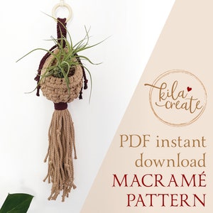 Peut inclure: Un porte-plante en macram&eacute; avec un cordon bordeaux et un cordon de couleur naturelle. Le porte-plante contient une petite plante a&eacute;rienne. L'image comprend le texte "PDF instant download MACRAME PATTERN".