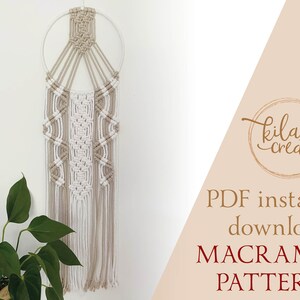 K&ouml;nnte beinhalten: Ein digitaler Download eines PDF-Musters f&uuml;r einen Makramee-Wandbehang mit einem runden Reifen und einem geometrischen Muster in beige und wei&szlig;em Garn. Das Muster tr&auml;gt den Titel "Macrame Pattern" und steht zum sofortigen Download bereit.