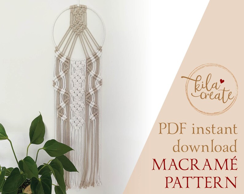 K&ouml;nnte beinhalten: Ein digitaler Download eines PDF-Musters f&uuml;r einen Makramee-Wandbehang mit einem runden Reifen und einem geometrischen Muster in beige und wei&szlig;em Garn. Das Muster tr&auml;gt den Titel "Macrame Pattern" und steht zum sofortigen Download bereit.