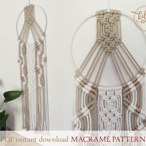 K&ouml;nnte beinhalten: Ein Makramee-Wandbehangmuster mit einem geometrischen Design aus beigefarbenem und wei&szlig;em Garn. Das Muster ist als sofortiger PDF-Download verf&uuml;gbar. Das Bild enth&auml;lt den Text "PDF instant download MACRAM&Eacute; PATTERN".