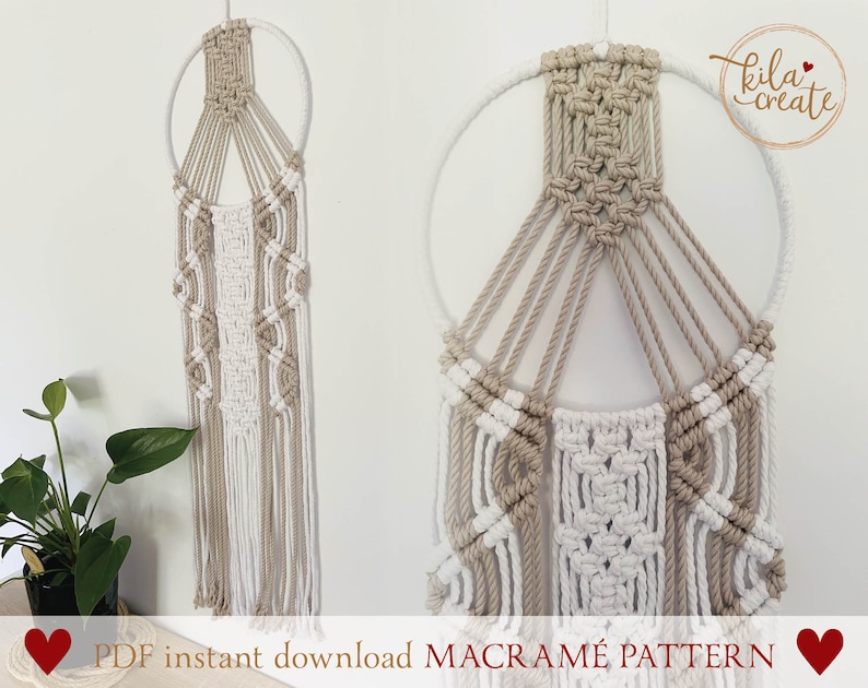 K&ouml;nnte beinhalten: Ein Makramee-Wandbehangmuster mit einem geometrischen Design aus beigefarbenem und wei&szlig;em Garn. Das Muster ist als sofortiger PDF-Download verf&uuml;gbar. Das Bild enth&auml;lt den Text "PDF instant download MACRAM&Eacute; PATTERN".