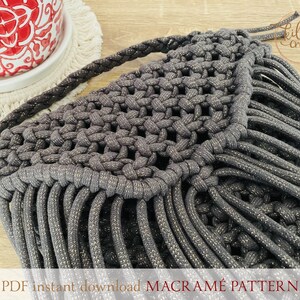 Puede incluir: Primer plano de un bolso de macram&eacute; negro con detalles dorados. El bolso tiene un detalle de flecos y una correa. El texto "PDF instant download MACRAM&Eacute; PATTERN" es visible en la parte inferior de la imagen.