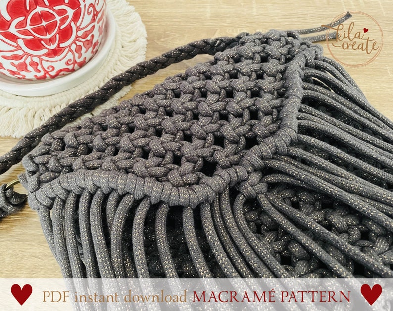 Puede incluir: Primer plano de un bolso de macram&eacute; negro con detalles dorados. El bolso tiene un detalle de flecos y una correa. El texto "PDF instant download MACRAM&Eacute; PATTERN" es visible en la parte inferior de la imagen.