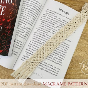 K&ouml;nnte beinhalten: Ein beigefarbenes Makramee-Lesezeichen mit einem Fransen-Quaste. Das Lesezeichen liegt auf einem ge&ouml;ffneten Buch mit dem Text "Lasting Love" auf dem Einband. Das Lesezeichen ist ein DIY-Bastelprojekt und eine gro&szlig;artige M&ouml;glichkeit, Ihr Leseerlebnis zu personalisieren.