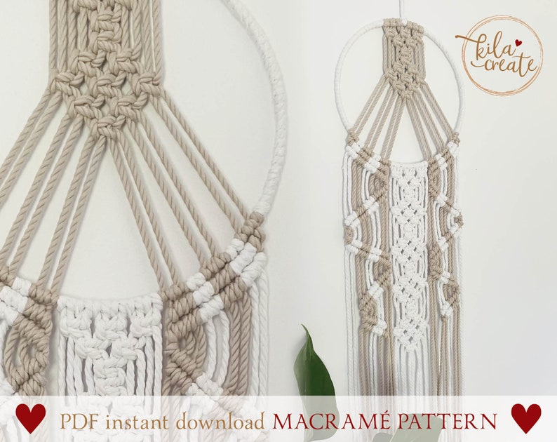 K&ouml;nnte beinhalten: Ein Makramee-Wandbehangmuster mit einem geometrischen Design aus beigefarbenem und wei&szlig;em Garn. Das Muster hei&szlig;t "MACRAM&Eacute; PATTERN" und ist als PDF-Sofortdownload verf&uuml;gbar.
