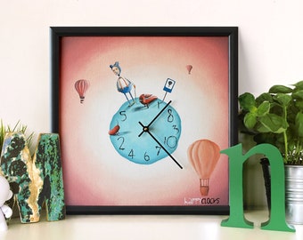 Horloge murale étrange Amis voyageurs œuvres d’art Illustration de petit garçon et de chien Décor mural rose pâle et bleu