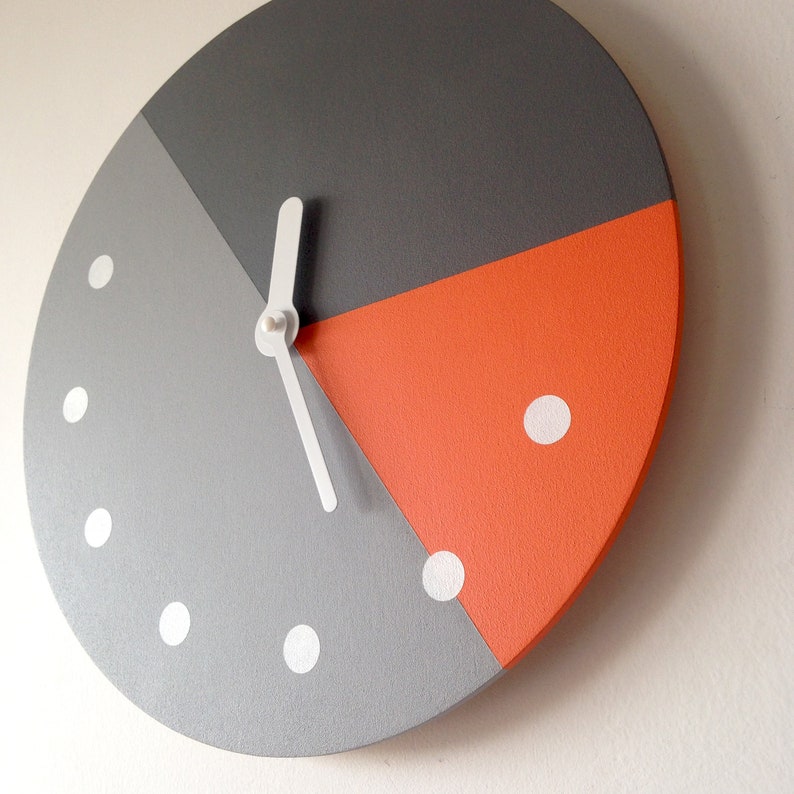 Horloge murale géométrique Horloge silencieuse Art mural minimaliste Horloge ronde en bois Boiserie Mid-Century Décor orange et gris image 3