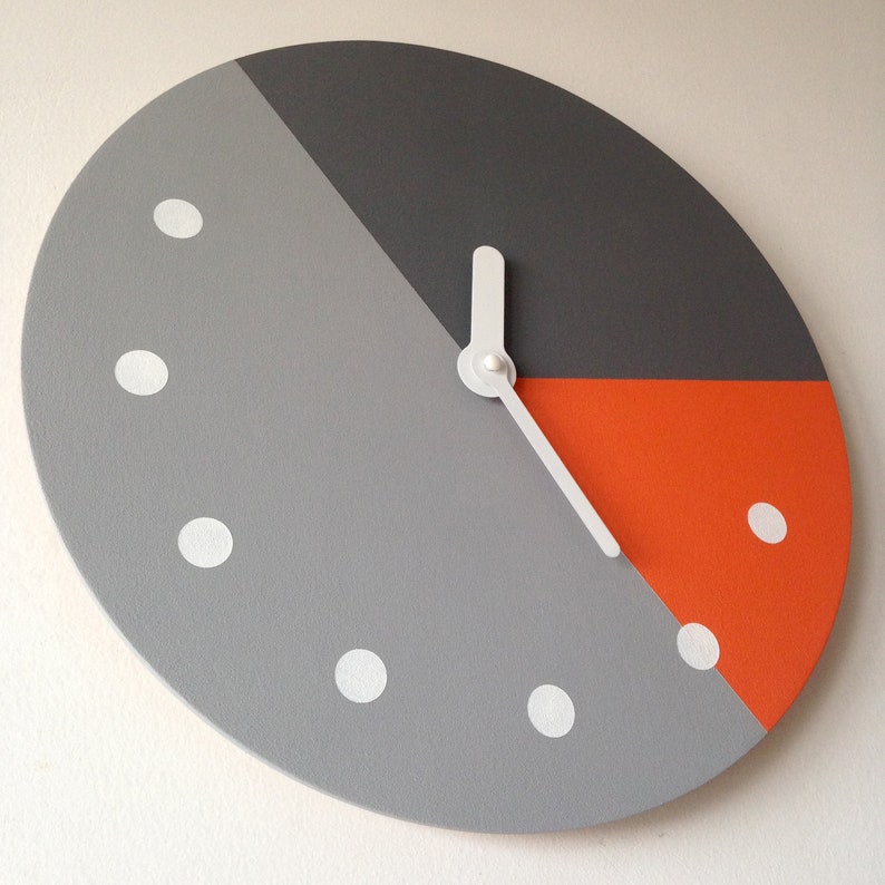 Horloge murale géométrique Horloge silencieuse Art mural minimaliste Horloge ronde en bois Boiserie Mid-Century Décor orange et gris image 6