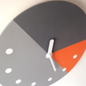 Horloge murale géométrique Horloge silencieuse Art mural minimaliste Horloge ronde en bois Boiserie Mid-Century Décor orange et gris image 4