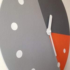 Horloge murale géométrique Horloge silencieuse Art mural minimaliste Horloge ronde en bois Boiserie Mid-Century Décor orange et gris image 5