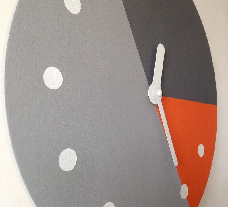 Horloge murale géométrique Horloge silencieuse Art mural minimaliste Horloge ronde en bois Boiserie Mid-Century Décor orange et gris image 5