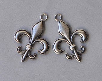 1 Piece French Style Fleur de Lis Pendant Charm Antique Silver Tone Metal