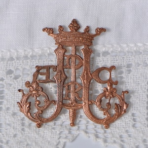Monograma francés vintage de Juana de Arco, estampado en latón, emblema de latón crudo, 1 pieza, 89J