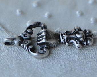 1 Piece Vintage Victorian Style 3D Hand Clasping a Bar Pendant Charm Antique Silver Tone