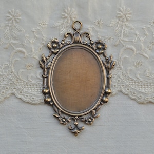 Antique Gold Tone Neoclassical Style Portrait or Cabochon Pendant Setting Solid Brass 1 Piece 34V