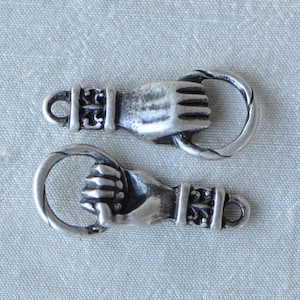 2 Pieces Vintage Victorian Style 3D Hand Clasping a Ring Pendant Charm Antique Silver Tone