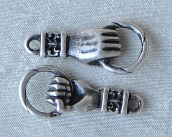 2 Pieces Vintage Victorian Style 3D Hand Clasping a Ring Pendant Charm Antique Silver Tone