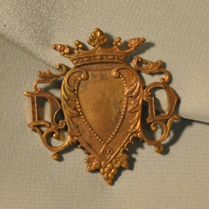 Vintage Franse hartkroon Notre Dame Our Lady Raw Brass embleem 1 stuk, 90 J
