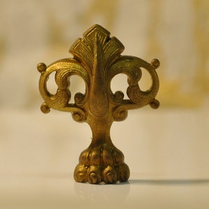 Vintage French Claw Foot Fleur de Lis Thick Brass Die Casting Made from Antique Tooling 1 Piece 43J