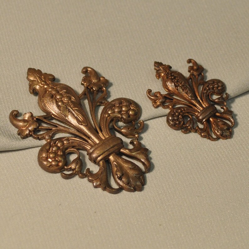 Vintage Ornate French Fleur de Lis Thick Brass Die Casting Made from Antique Tooling 1 Piece 2 Sizes 82J 84J image 2