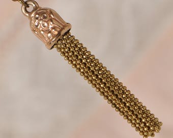 Dije colgante con borla de latón vintage en tono dorado hecho a mano