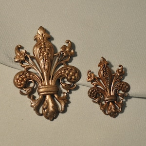 Vintage sierlijke Franse Fleur de Lis dik messing spuitgietwerk gemaakt van antiek gereedschap 1 stuk 2 maten 82J 84J
