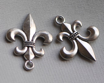 French Style Fleur de Lis Pendant Charm Drop Dangle Antique Silver Tone Metal 1 Piece