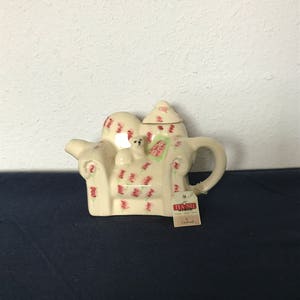 Tee Nee Teapot, by Cardinal Inc. Cozy Couch with Cat