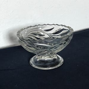 Cuenco de pedestal de vidrio grabado