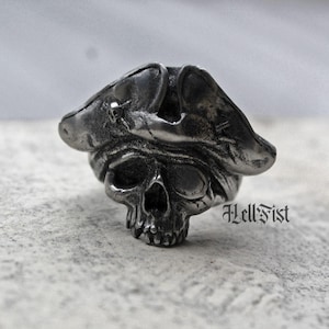 Anillo de calavera pirata sin mandíbula, hecho a mano, con sombrero grande y parche en un ojo. Anillo de calavera pirata de peltre oxidado sin plomo.