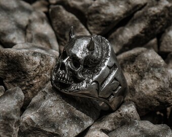Handgebeeldhouwde schedel duivelshoornring: geoxideerde loodvrije tinnen satanische schedelring. Perfect halloweencadeau