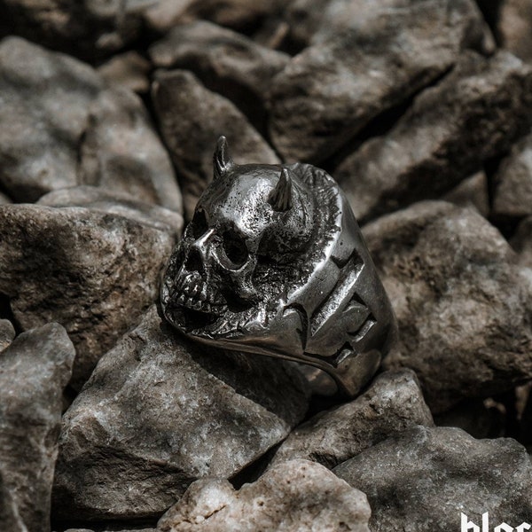 Hand sculpted Skull Devil Horn ring : Oxidized lead free pewter ring