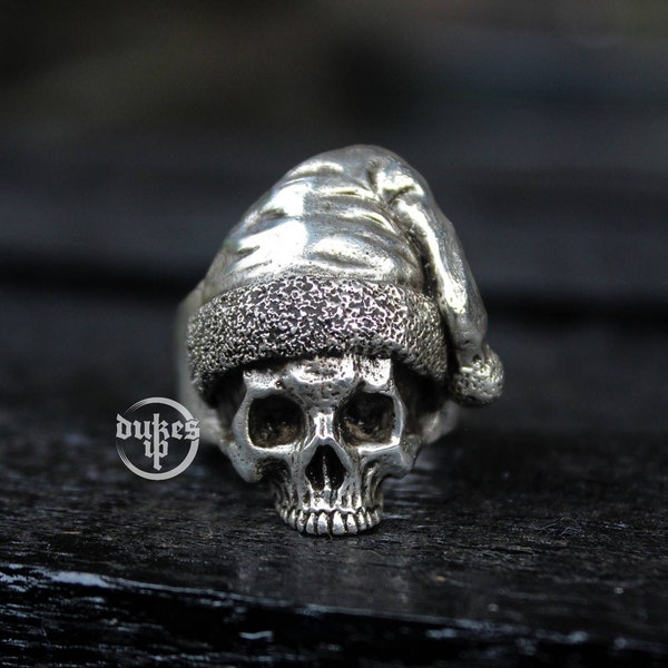 Bague tête de mort père Noël en argent sculptée à la main : Bague en laiton blanc oxydé et argent sterling. Cadeau parfait pour vos proches