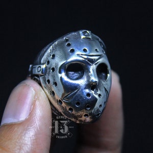 Anello horror Venerdì 13 di Jason Voorhees scolpito a mano: anello slasher in argento sterling ossidato. Regalo perfetto per i tuoi cari.
