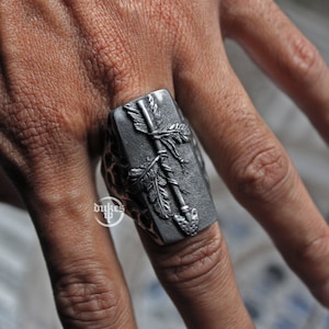 Handskulpterad forntida indisk stenspjutsignetring: Oxiderat blyfritt tenn, mässing och sterlingsilver. Perfekt födelsedagspresent till dig.