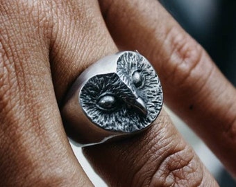 Bague en étain sculptée à la main avec une chouette effraie des clochers : Bague en étain sans plomb oxydé