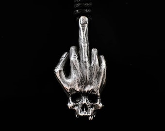 Colgante de calavera con el dedo medio esculpido a mano: collar de peltre oxidado sin plomo