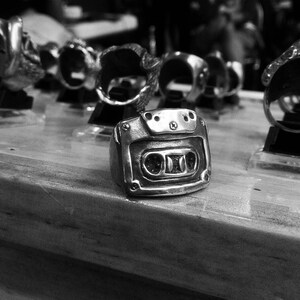Alte Schule Kassettenrekorder Vintage Ring geformt: Oxidierter bleifreier Zinn, Messing und Sterling Silber Ring.