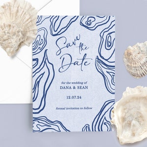Peut inclure: Carte "Save the Date" avec un design bleu et blanc représentant une illustration stylisée de coquillages. Le texte indique "Save the Date" pour le mariage de Dana & Sean, 12.07.24, invitation formelle à suivre.