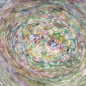 Op de afbeelding: Een abstract schilderij met een wervelende vortex van getextureerde penseelstreken in tinten wit, grijs, groen, blauw, geel en paars. De compositie straalt uit vanuit een centraal punt, met de naam van de kunstenaar Ricky Cassetty in de hoek.